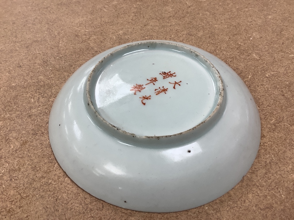 A Chinese enamelled porcelain 'bats and lingzhi' saucer dish, diameter 13.5cm